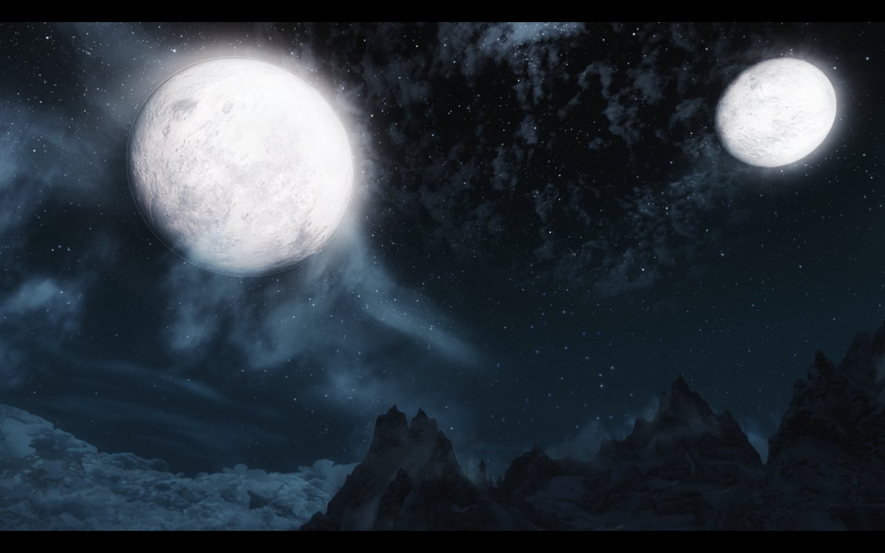 Озаренные сиянием луны. Skyrim Луна Массер. Сияние Луны. Лунное сияние. Луны Скайрима.